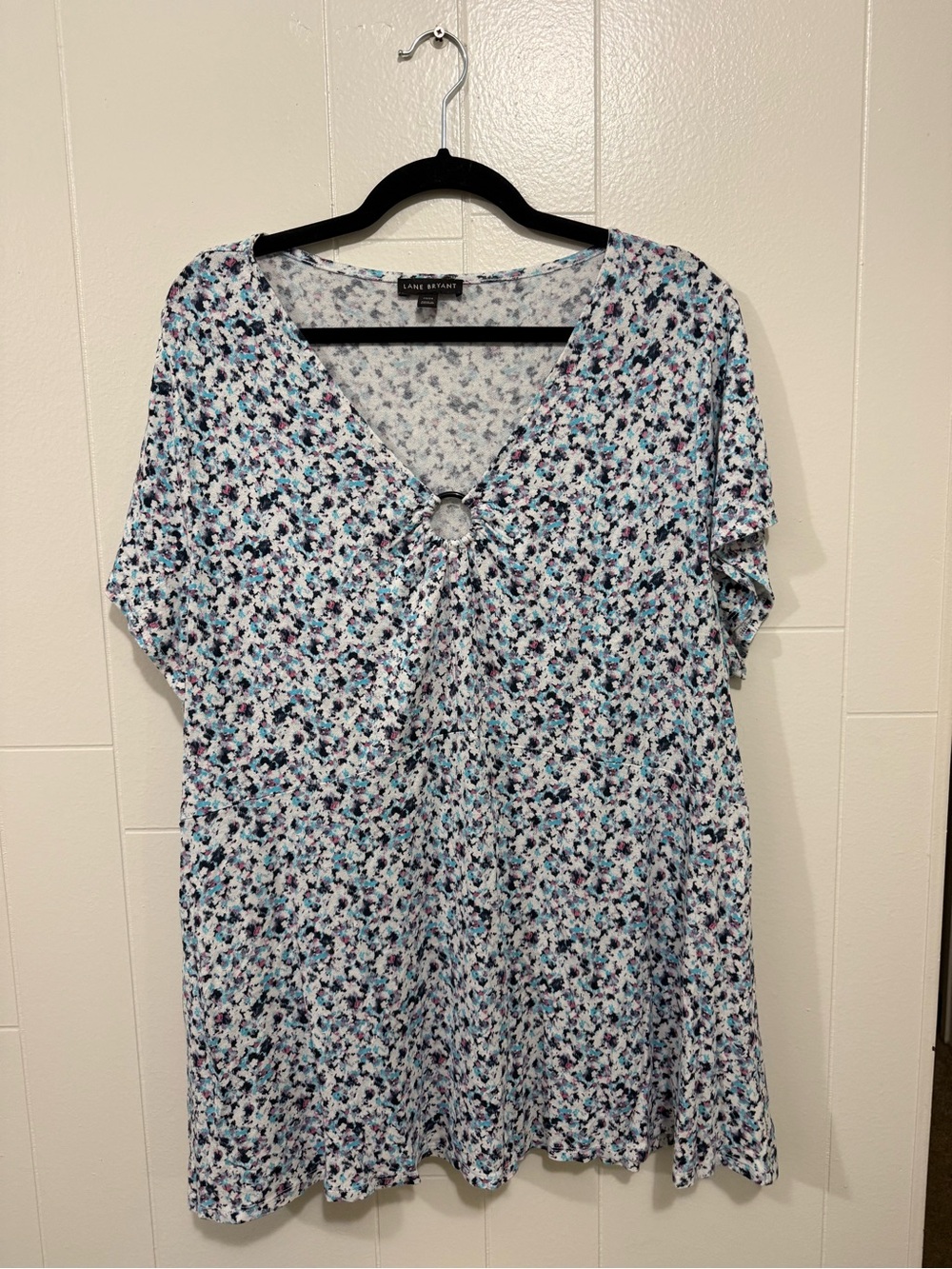 Lane Bryant Blue White Floral V-Neck Short Sleeve Top with Ring Detail